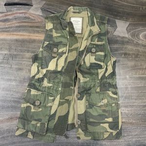 Abercrombie camo vest size medium